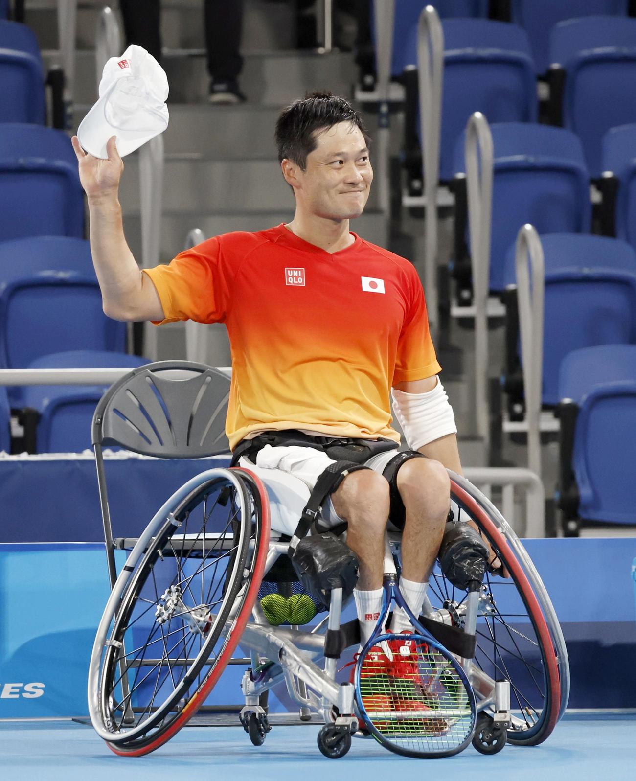 男子シングルス2回戦で勝利し、笑顔の国枝慎吾＝有明テニスの森公園（共同）