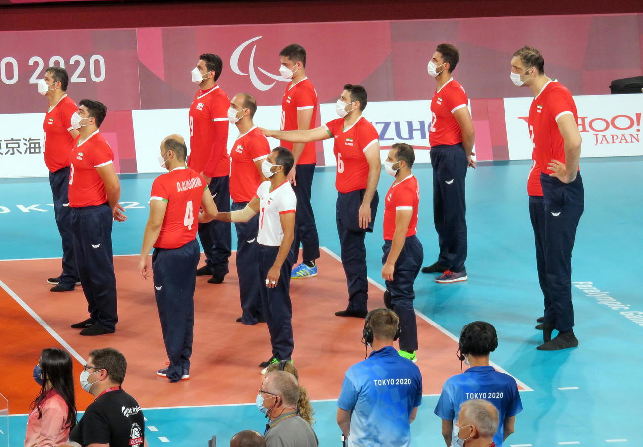 試合前、国歌を聴くイラン代表メフルザドセラクジャニ（右端）