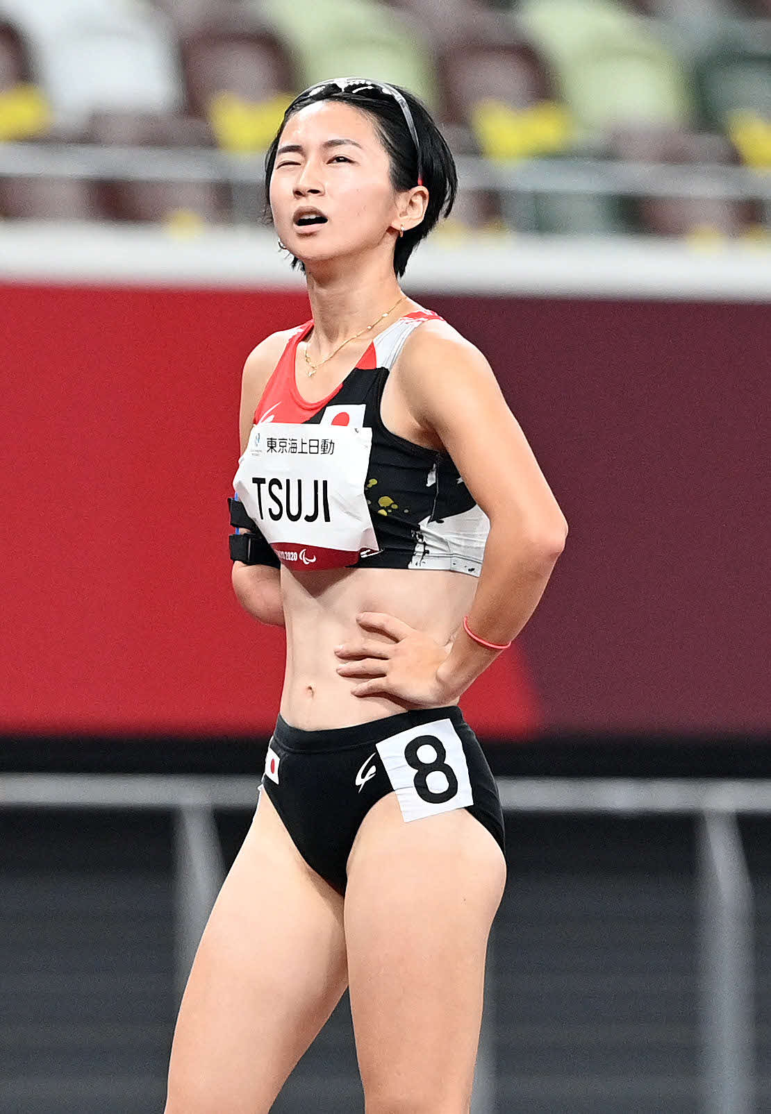 女子400メートル決勝でゴールし悔しげに電光掲示板を見つめる辻（撮影・滝沢徹郎）
