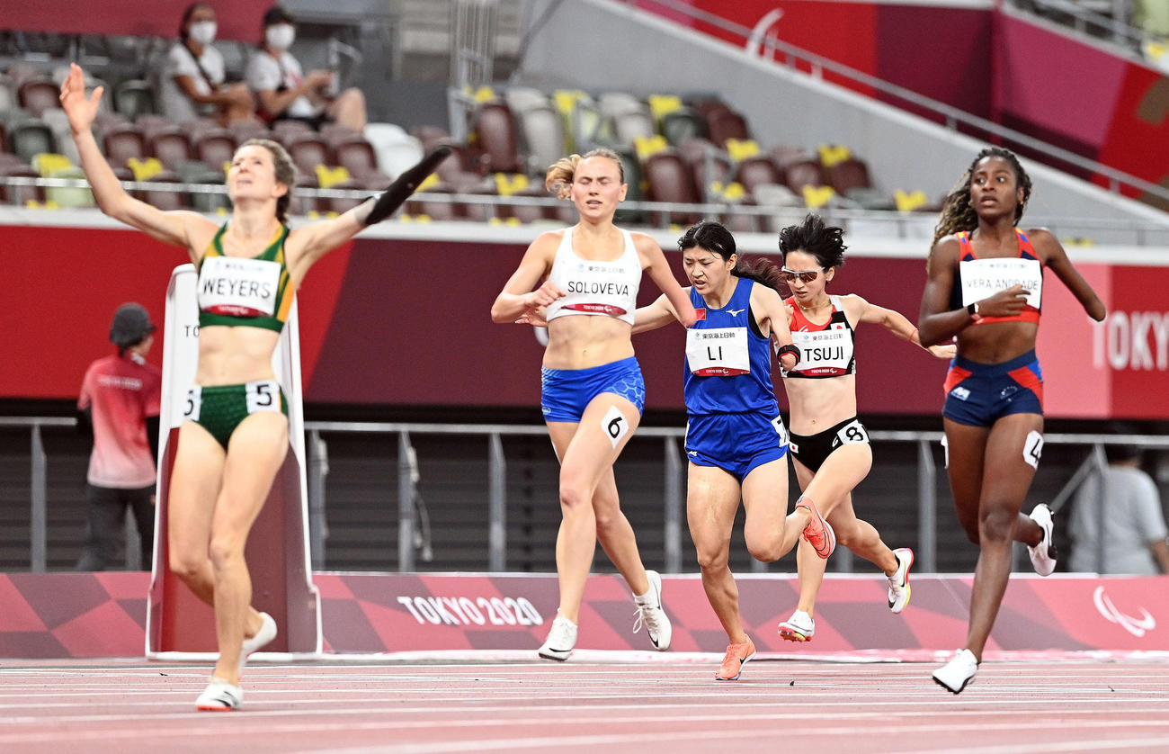 女子400メートル決勝でゴールする辻（右から2人目）（撮影・滝沢徹郎）