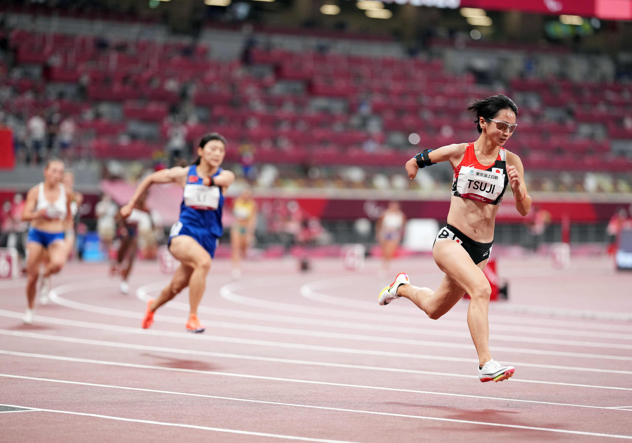 女子400メートル決勝で力走する辻（右）（撮影・滝沢徹郎）