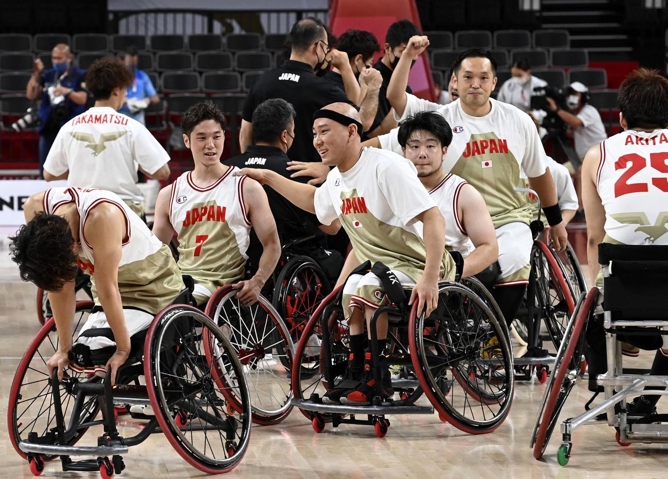 カナダに勝利し、赤石（中央）は古沢（同左）ら選手たちと喜ぶ
