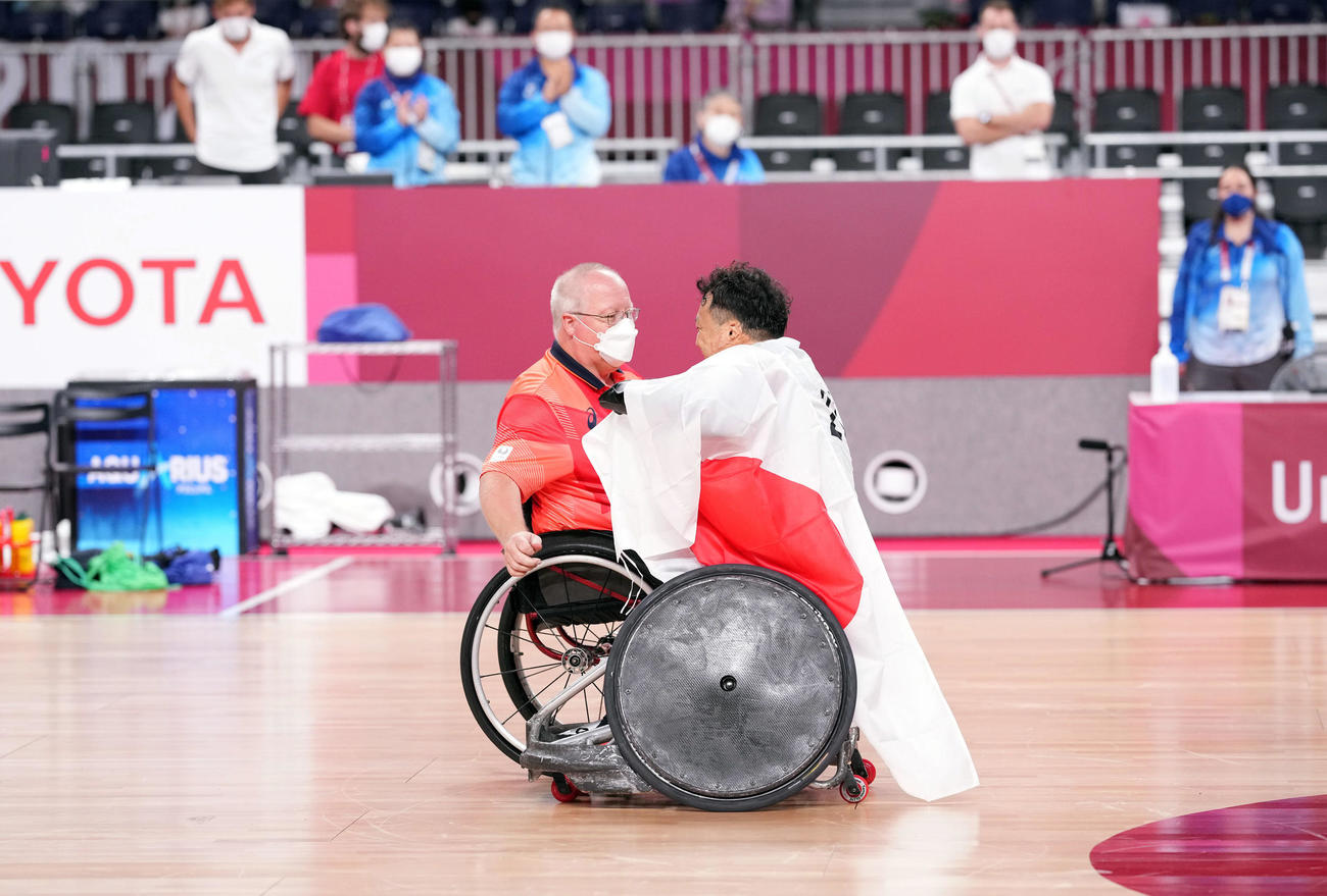 日本対オーストラリア　銅メダルを決めケビン・オアー監督（左）と抱き合う池（撮影・滝沢徹郎）