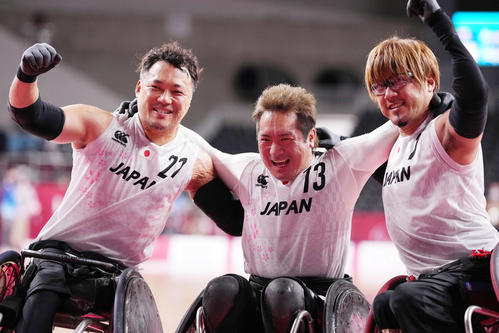 日本対オーストラリア　銅メダルを決め喜ぶ、左から池、島川、池崎（撮影・滝沢徹郎）