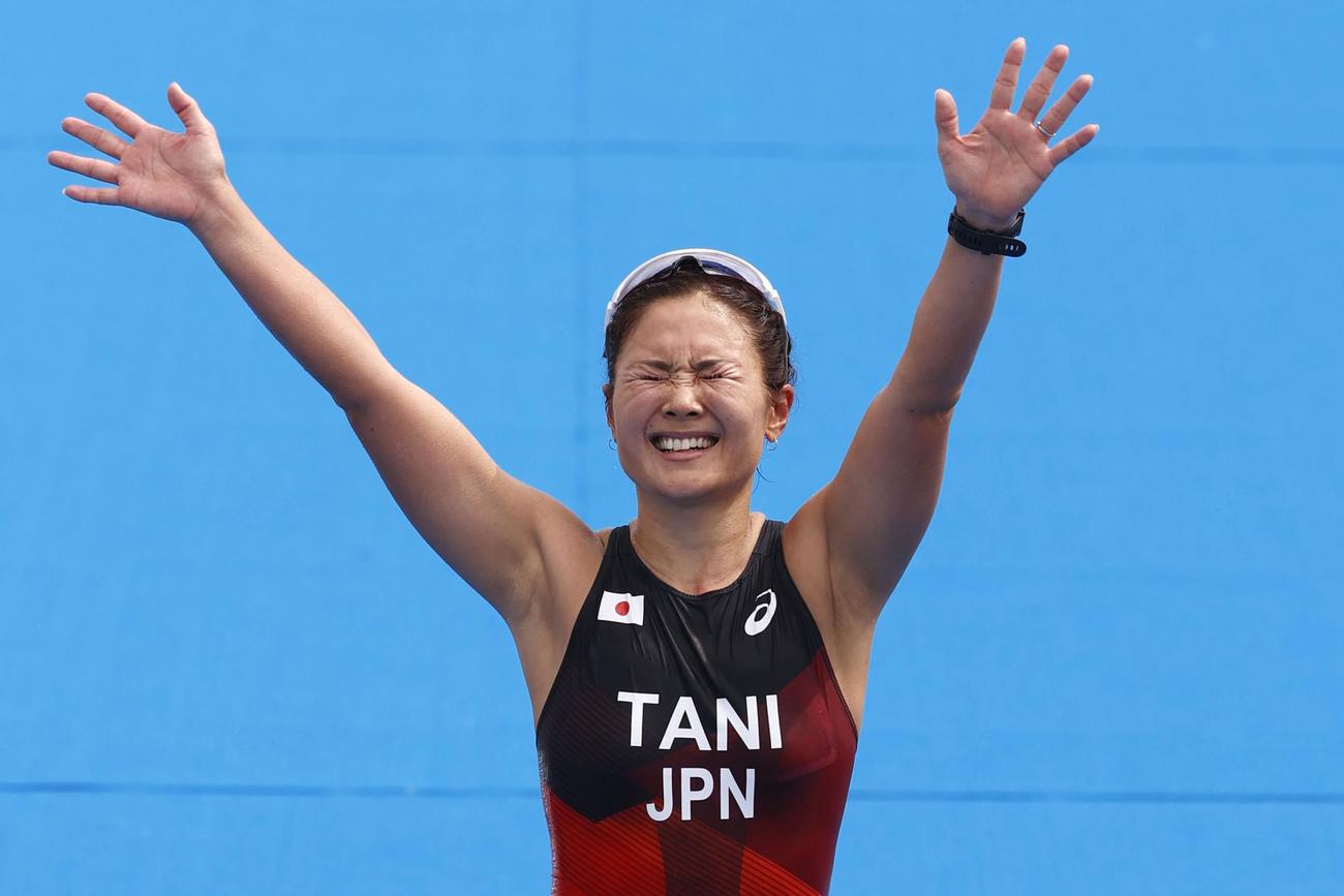 女子（運動機能障害PTS5）　笑顔でゴールする谷真海（共同）