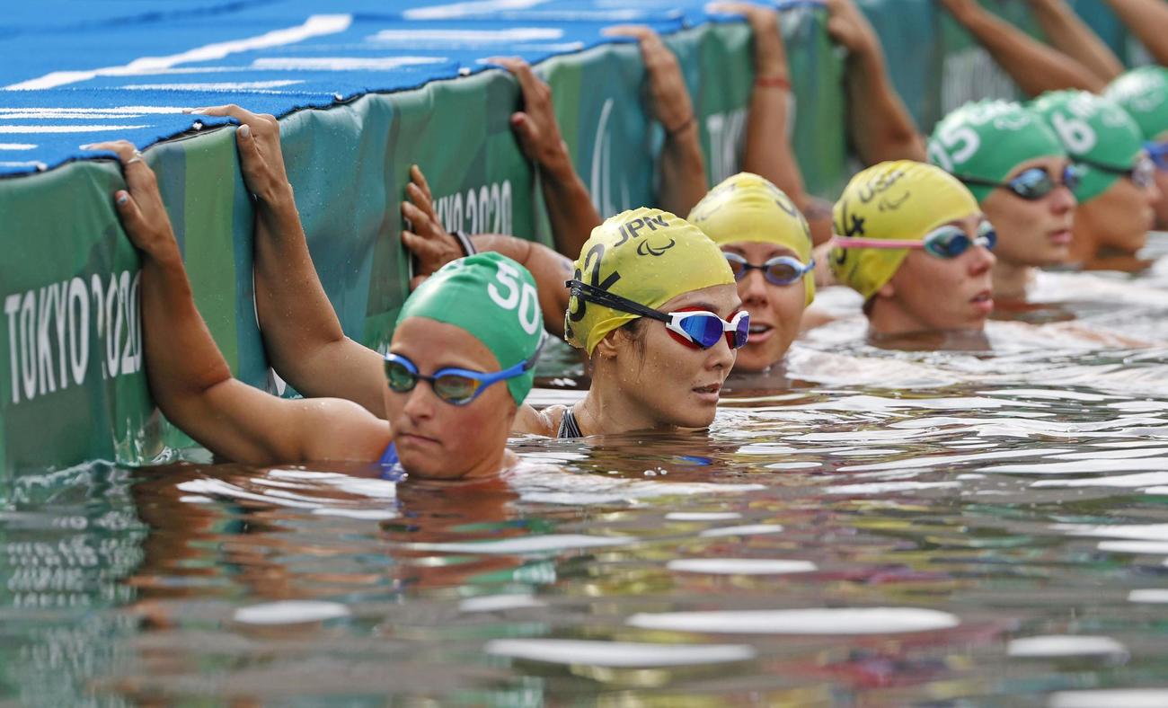 女子（運動機能障害PTS5）　スイムのスタートを待つ谷真海（手前から2人目）（共同）