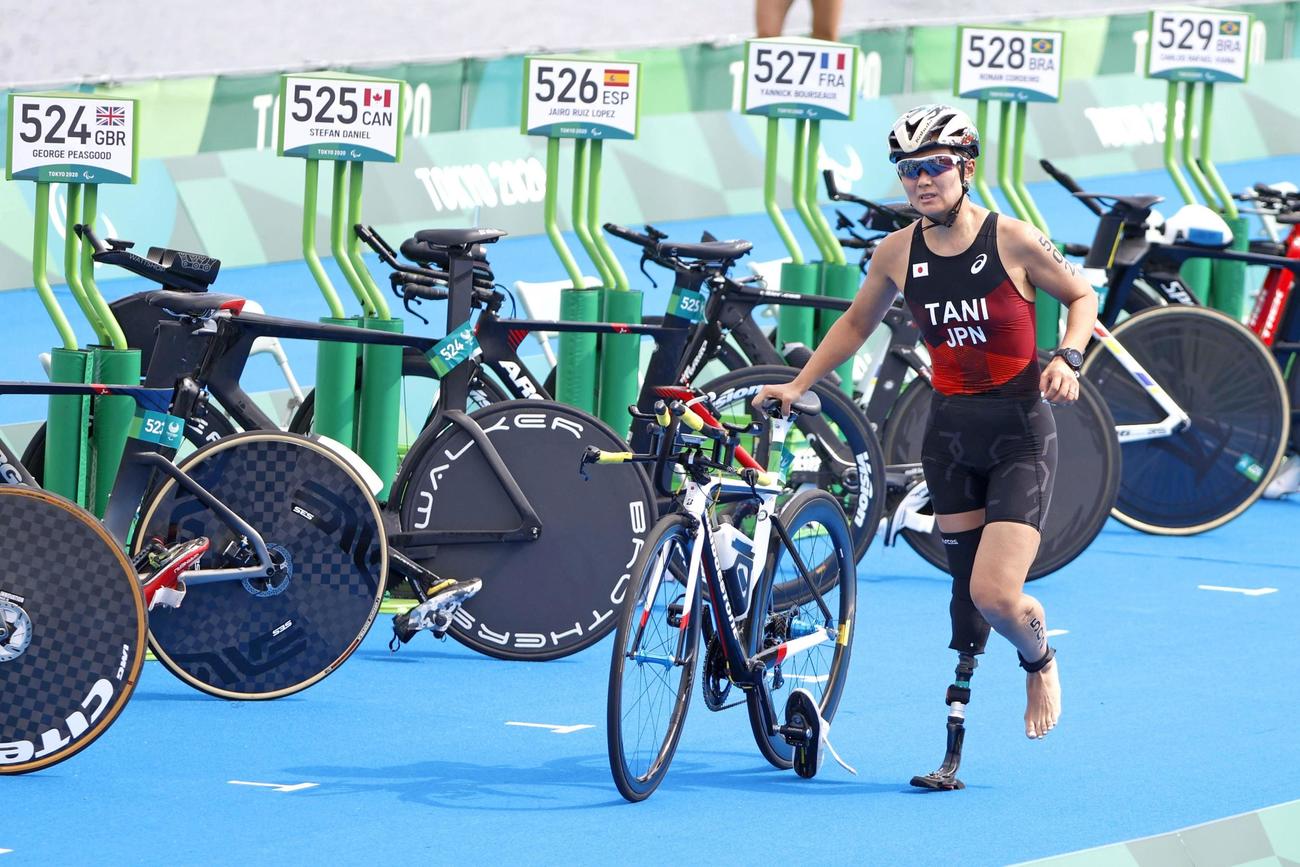 女子（運動機能障害PTS5）　バイクを終え、ランに臨む谷真海（共同）