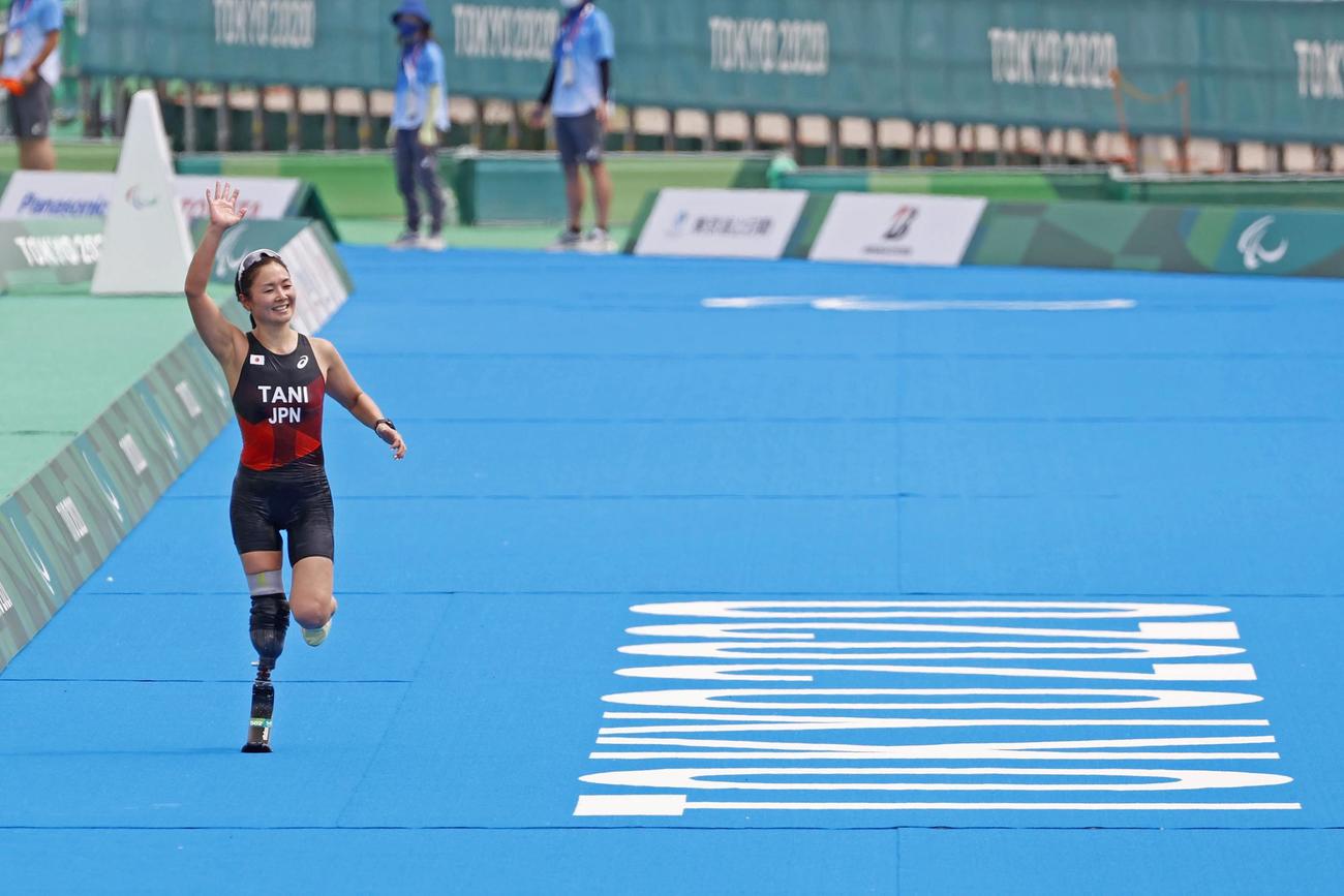 女子（運動機能障害PTS5）　手を振りながらゴールへ向かう谷真海（共同）