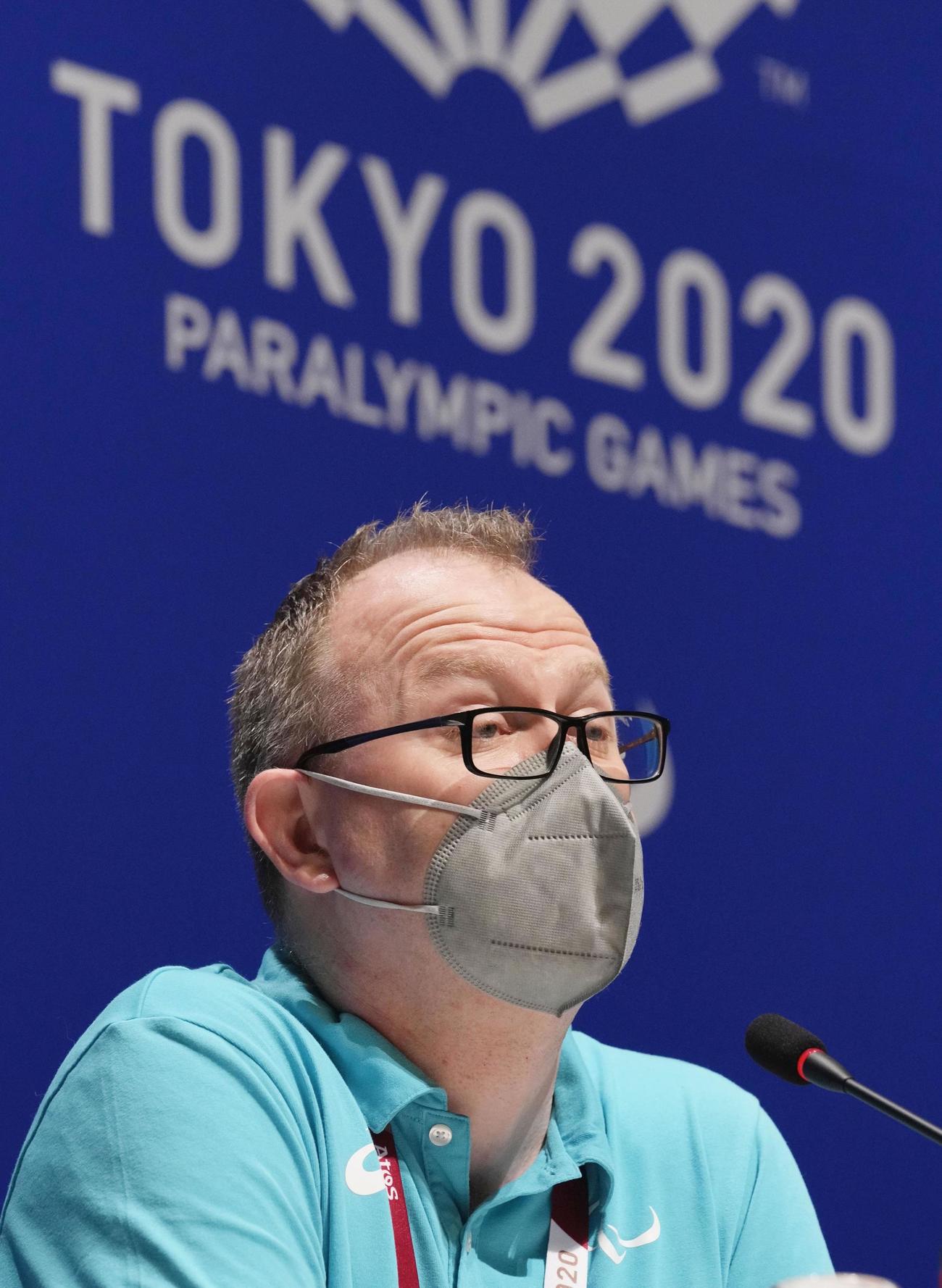 アフガニスタンの代表2選手が来日したことを受け、記者会見するIPCのスペンス広報部長（共同）