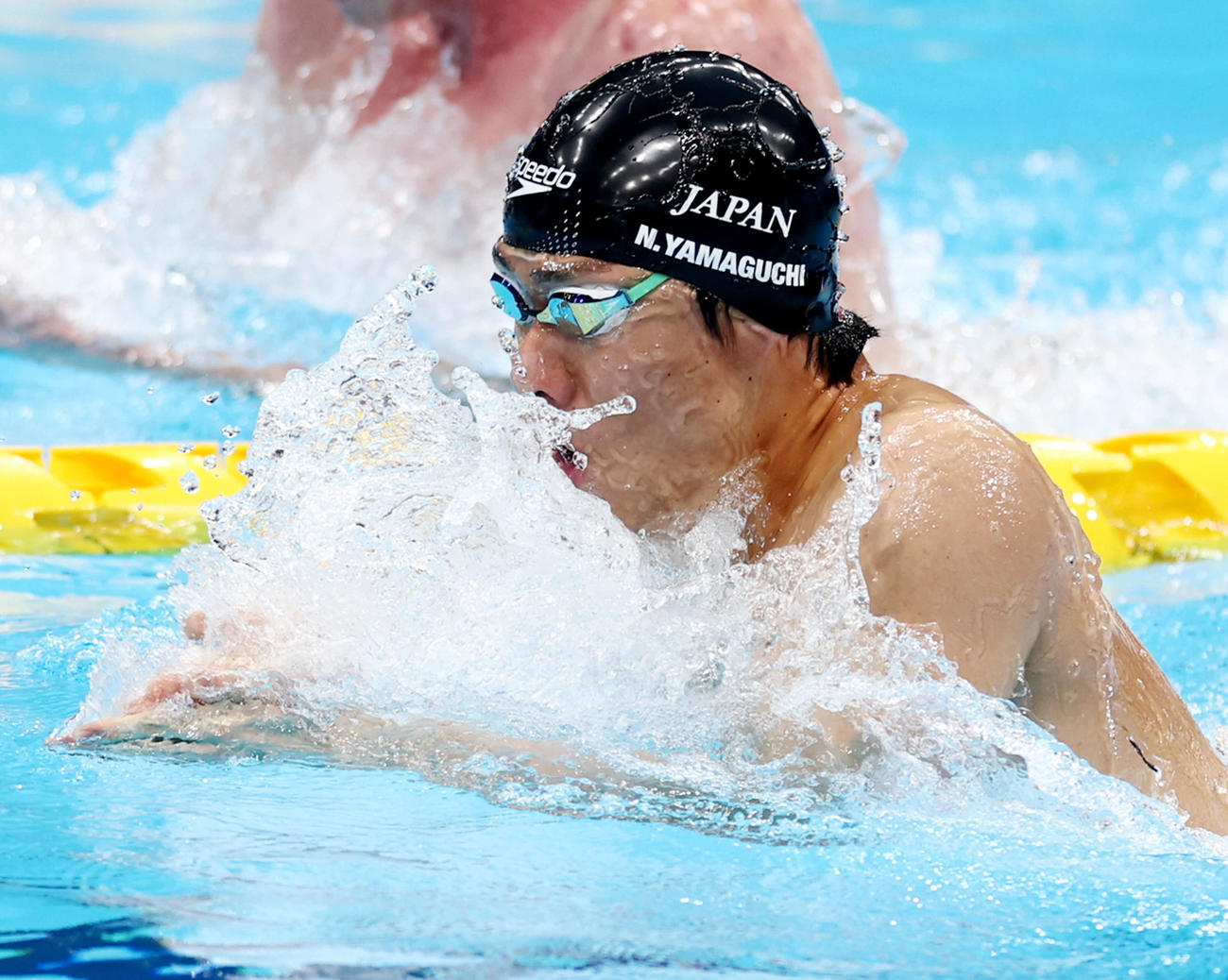 男子100メートル平泳ぎ決勝　力泳する山口（撮影・河田真司）