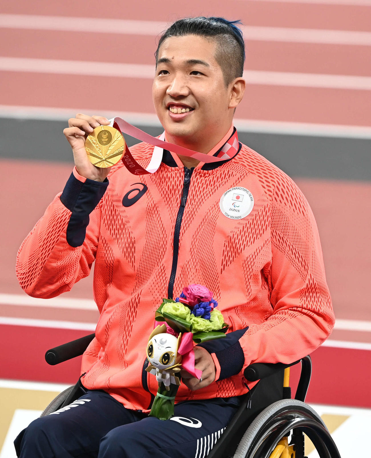 男子400メートルで金メダルの佐藤は笑顔を見せる（撮影・山崎安昭）