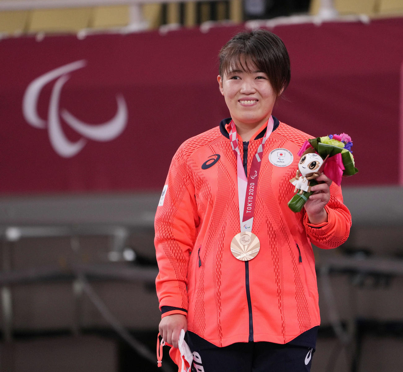 表彰式で笑顔を見せる柔道女子70キロ級銅メダルの小川（撮影・滝沢徹郎）