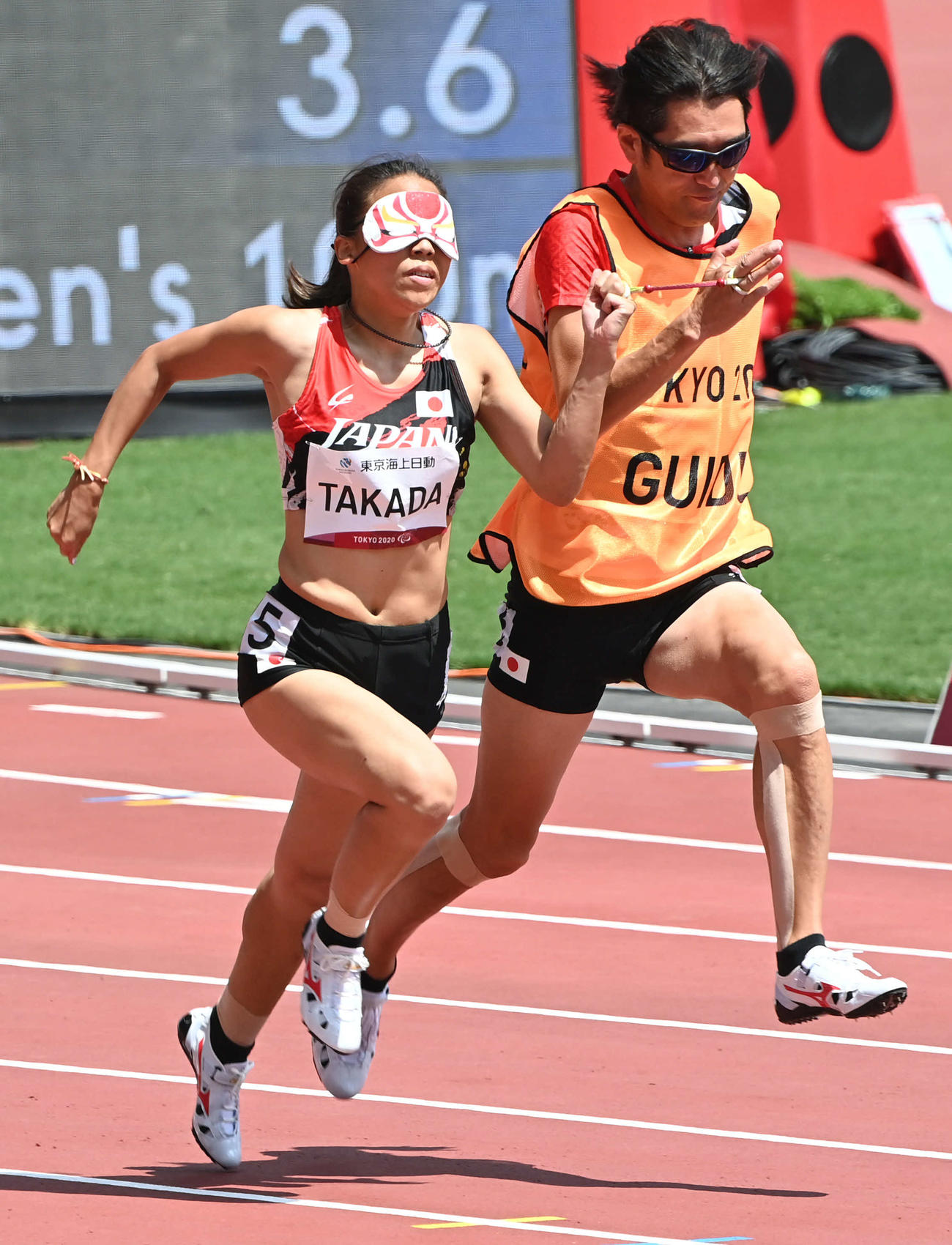 女子100メートル（視覚障害T11）　力走する高田（左）と伴走者の大森さん（撮影・山崎安昭）