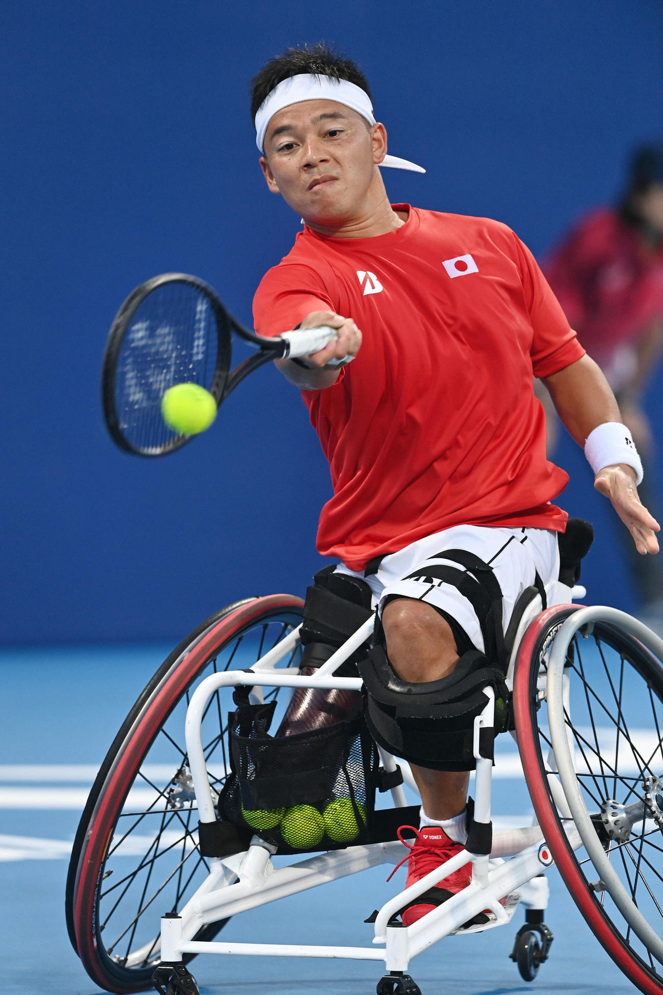 男子シングルス3回戦　第1セット、リターンする真田（撮影・滝沢徹郎）