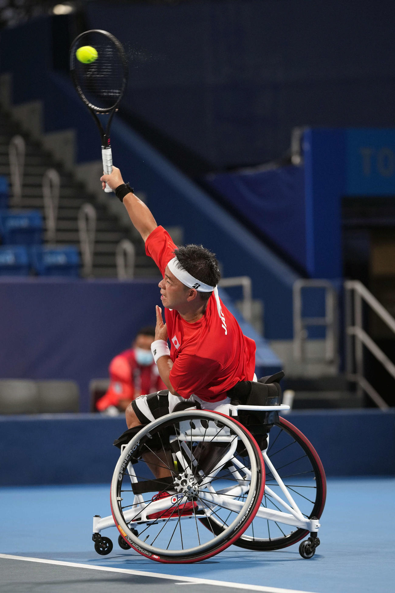 男子シングルス3回戦　第2セット、サーブを放つ真田（撮影・滝沢徹郎）
