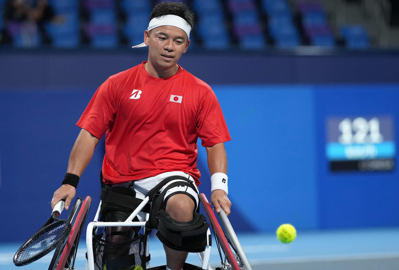 男子シングルス3回戦　第2セット、ゴードン・リードの返球に追いつかずボールを見つめる真田（撮影・滝沢徹郎）