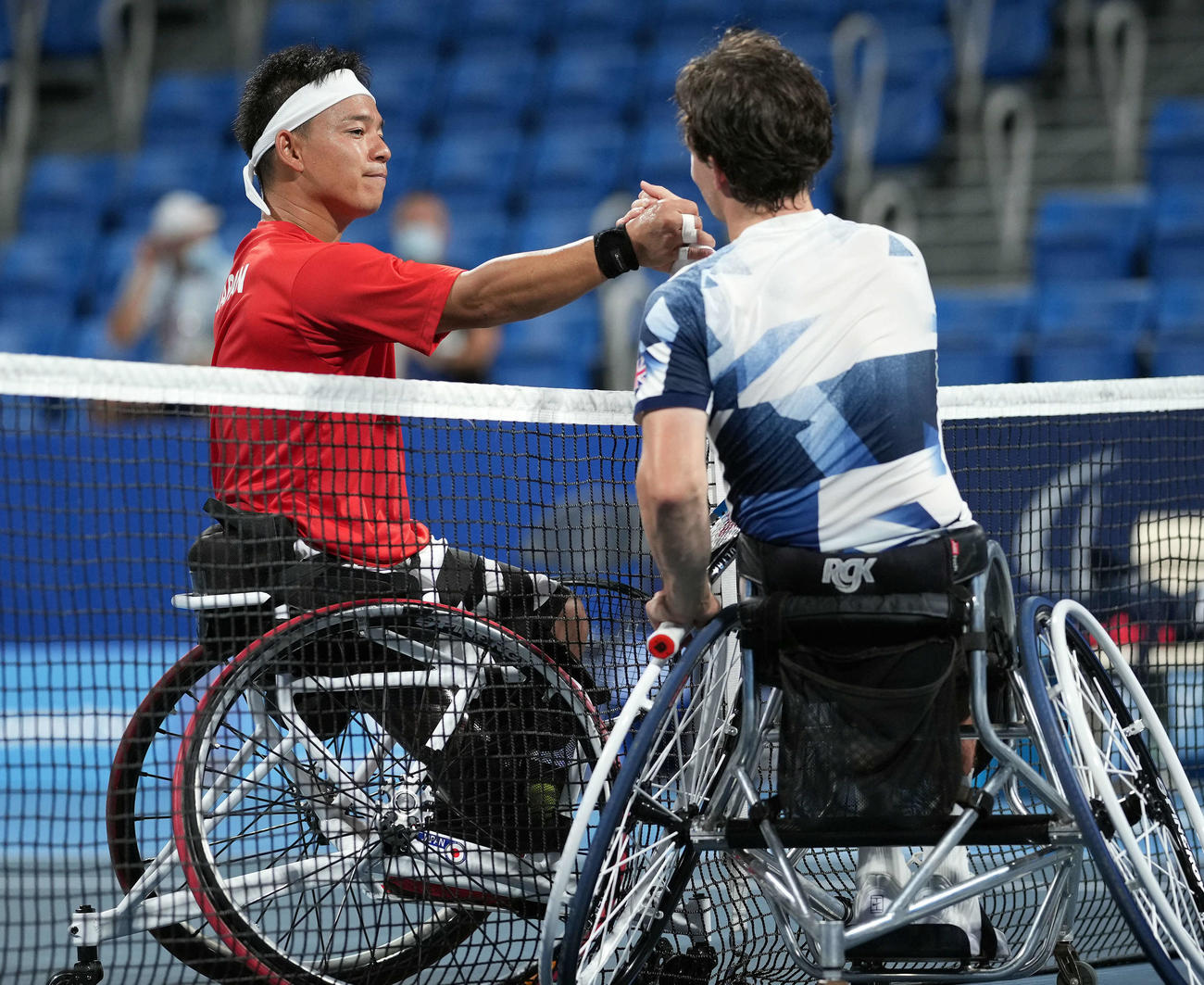 男子シングルス3回戦　試合に勝利したゴードン・リードと握手を交わす真田（撮影・滝沢徹郎）