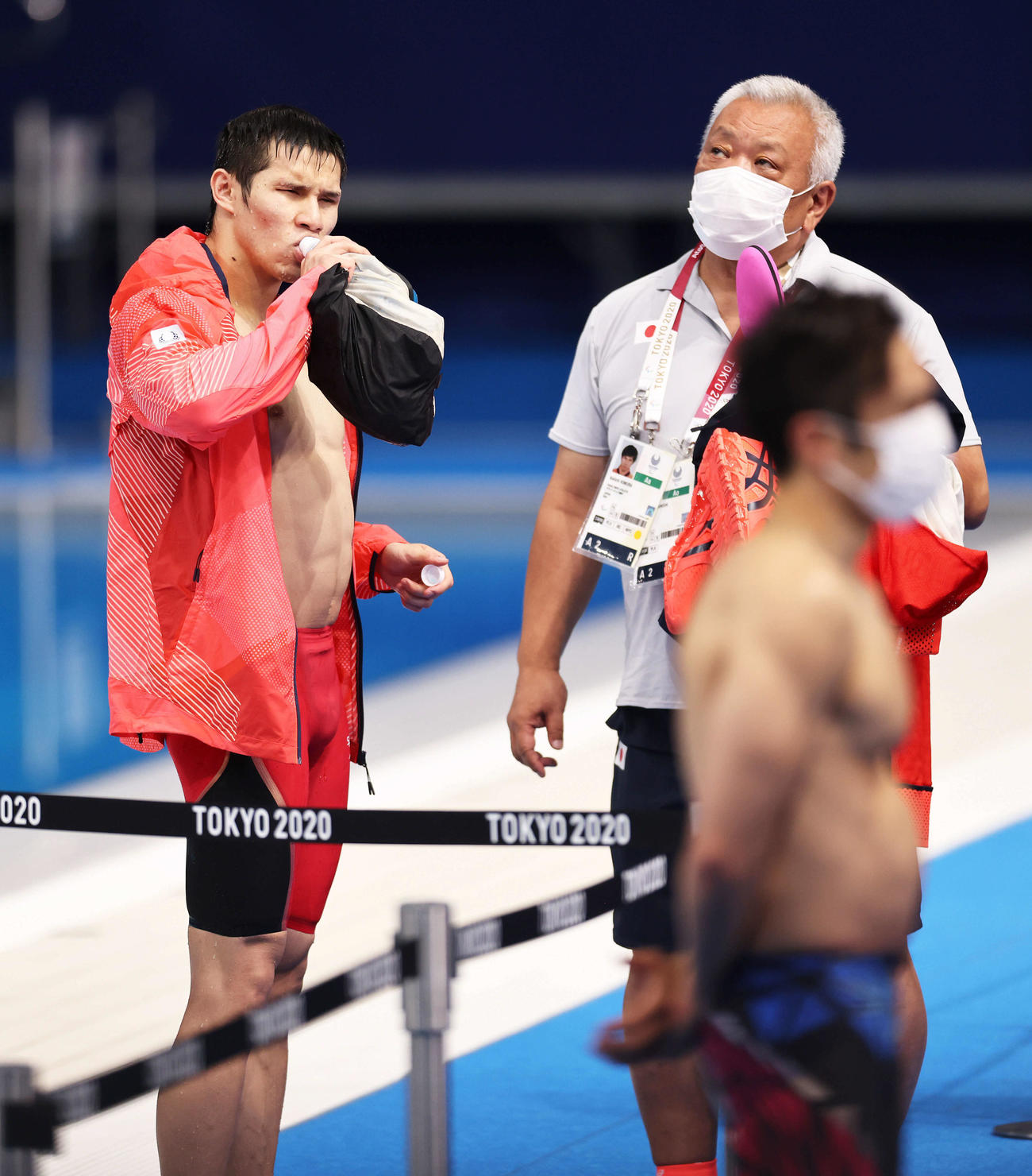 男子200メートル個人メドレー決勝　水分補給しながらインタビューの順番を待つ木村（左）。手前右は富田（撮影・河田真司）