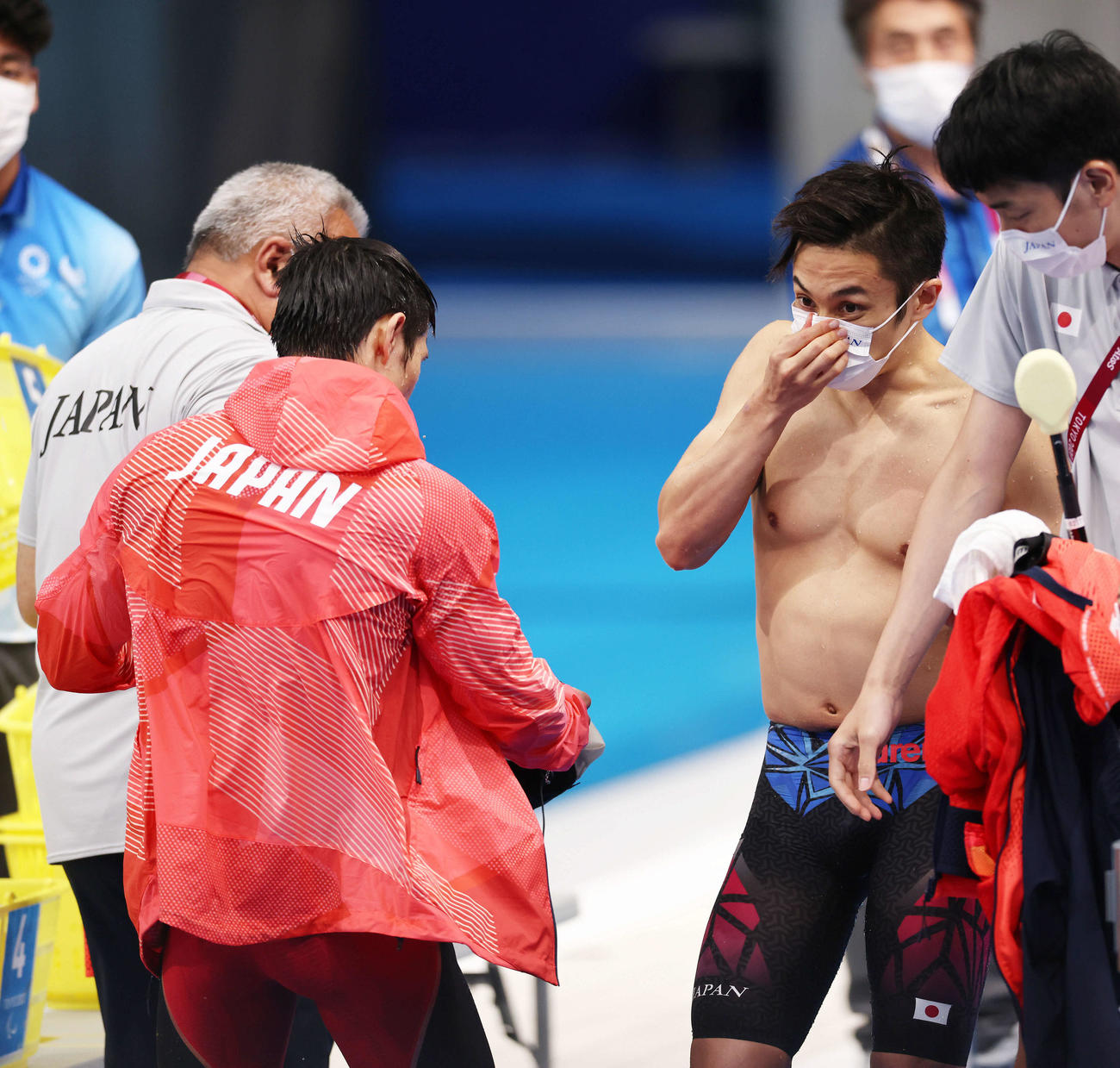 男子200メートル個人メドレー決勝　インタビューに向かう途中、同レースで戦った木村（中央左）と接触してしまい、驚いた表情を浮かべる富田（同右）（撮影・河田真司）