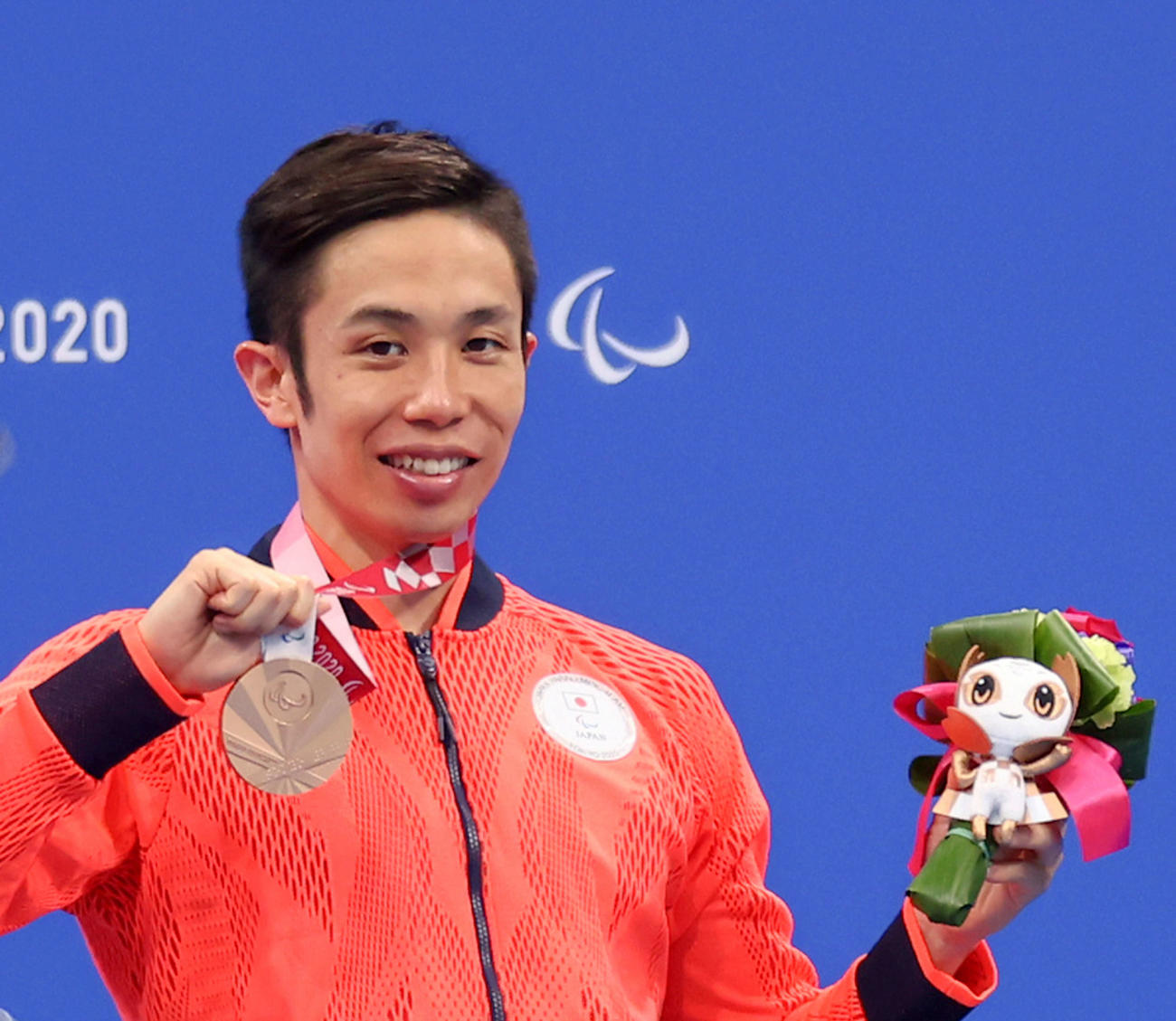 男子200メートル個人メドレー決勝　メダルセレモニーで銅メダルを手に笑顔を見せる富田（撮影・河田真司）