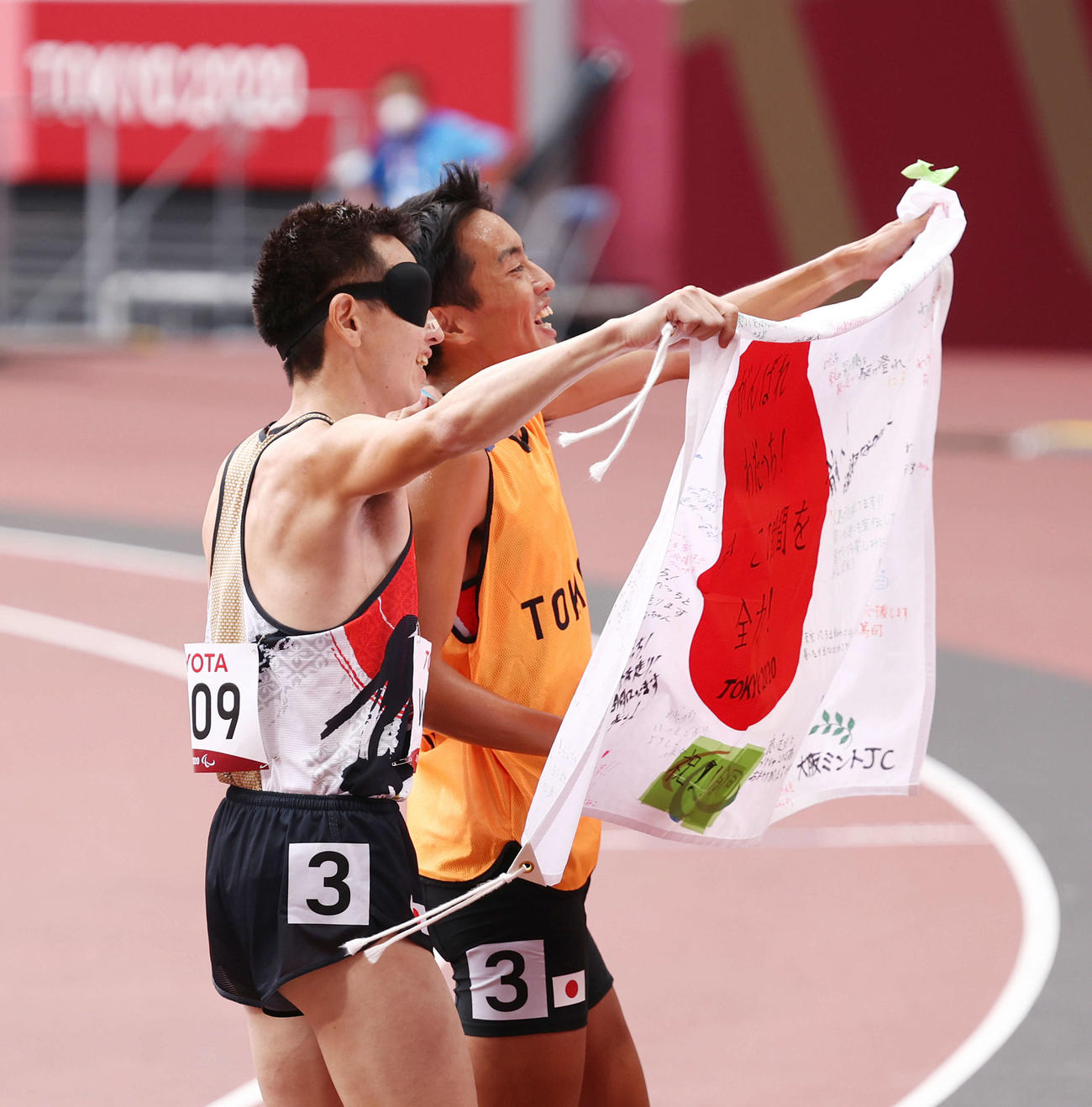 男子1500メートル決勝　銀メダルを決め日の丸を掲げる和田（左）（撮影・河田真司）