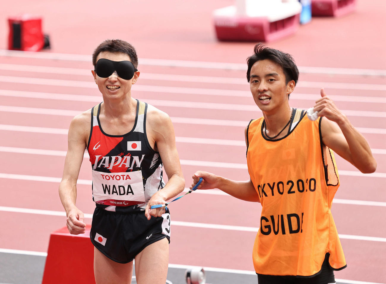 男子1500メートル決勝　銀メダルを決め笑顔を見せる和田（左）（撮影・河田真司）