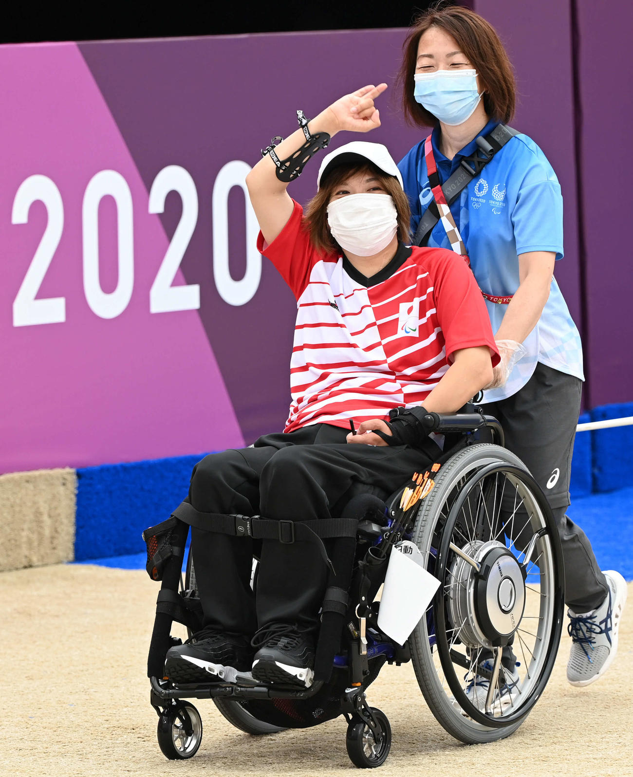 女子個人（車いすW1）1回戦を突破し笑顔を見せる岡崎（撮影・山崎安昭）