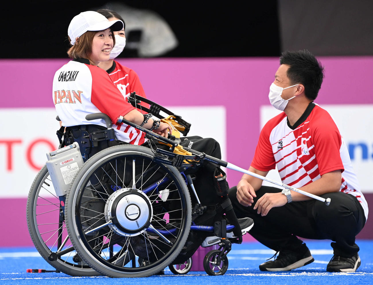 女子個人（車いすW1）準々決勝　競技の合間に笑顔を見せる岡崎（左）（撮影・山崎安昭）