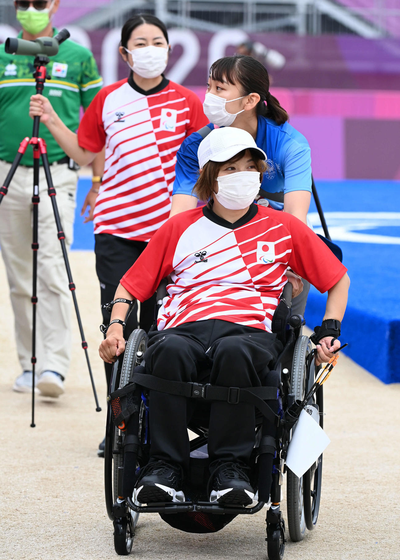 女子個人（車いすW1）準々決勝　敗れて引き揚げる岡崎（手前）（撮影・山崎安昭）
