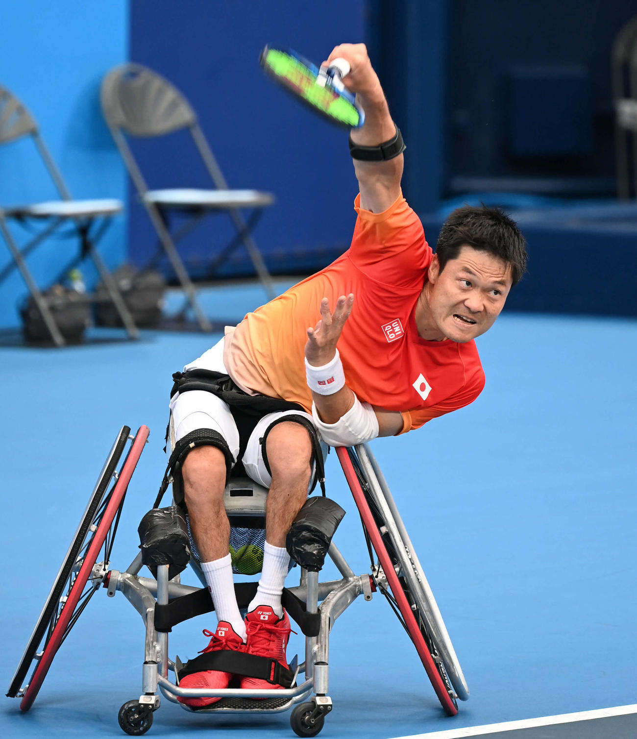男子シングルス準々決勝　第1S、サーブを放つ国枝（撮影・山崎安昭）