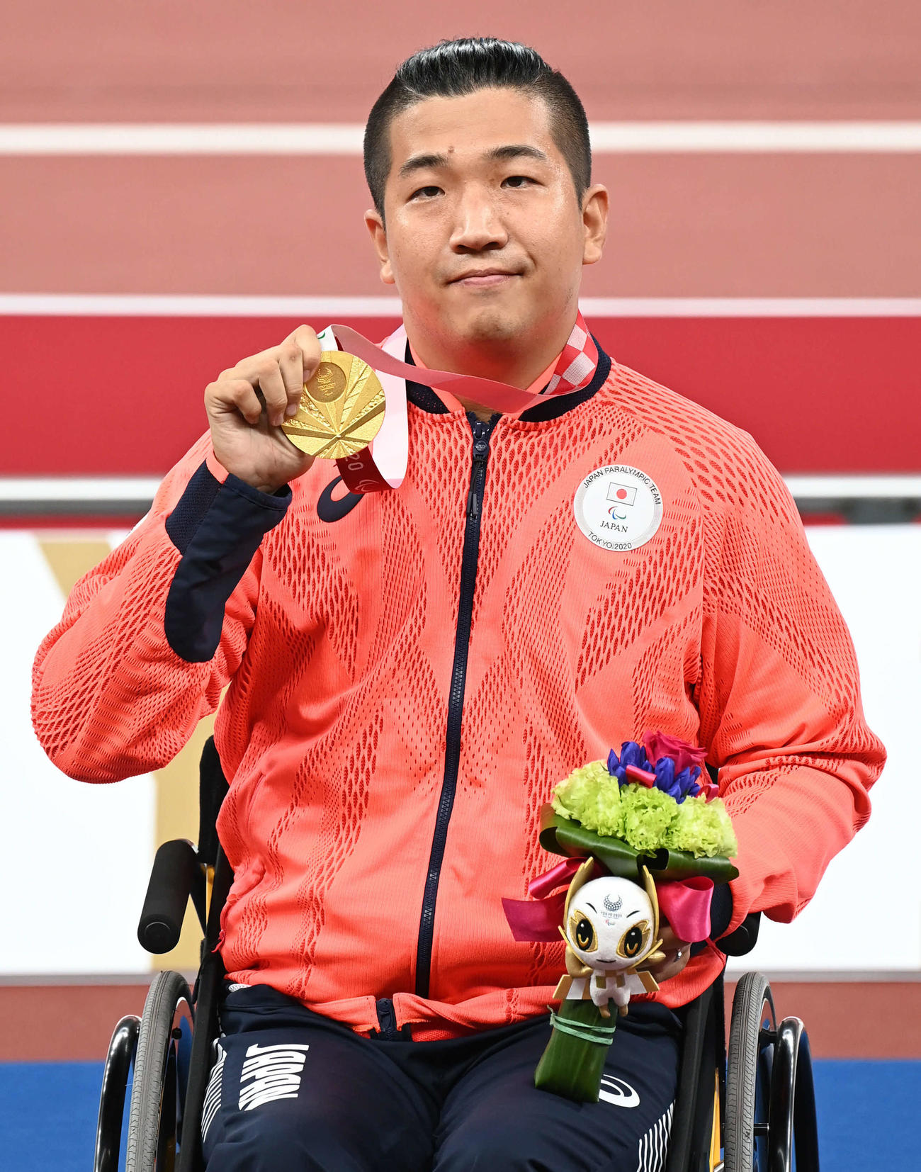 男子1500メートル（車いすT52）の金メダルを手にする佐藤友祈（2021年8月29日撮影）