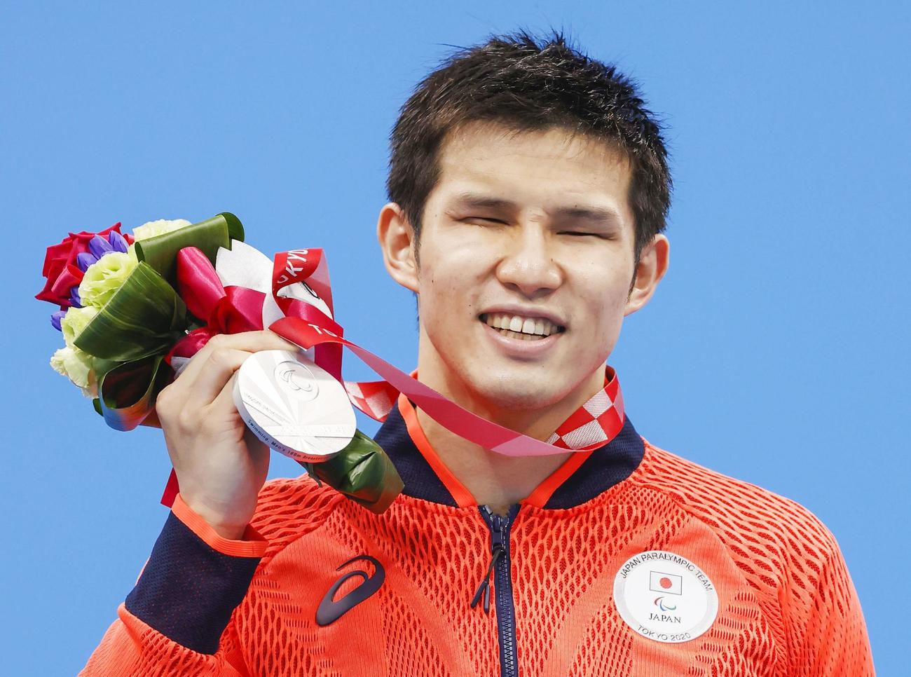 平泳ぎ（視覚障害SB11）で2位になり、表彰式でメダルを手にする木村敬一（共同）