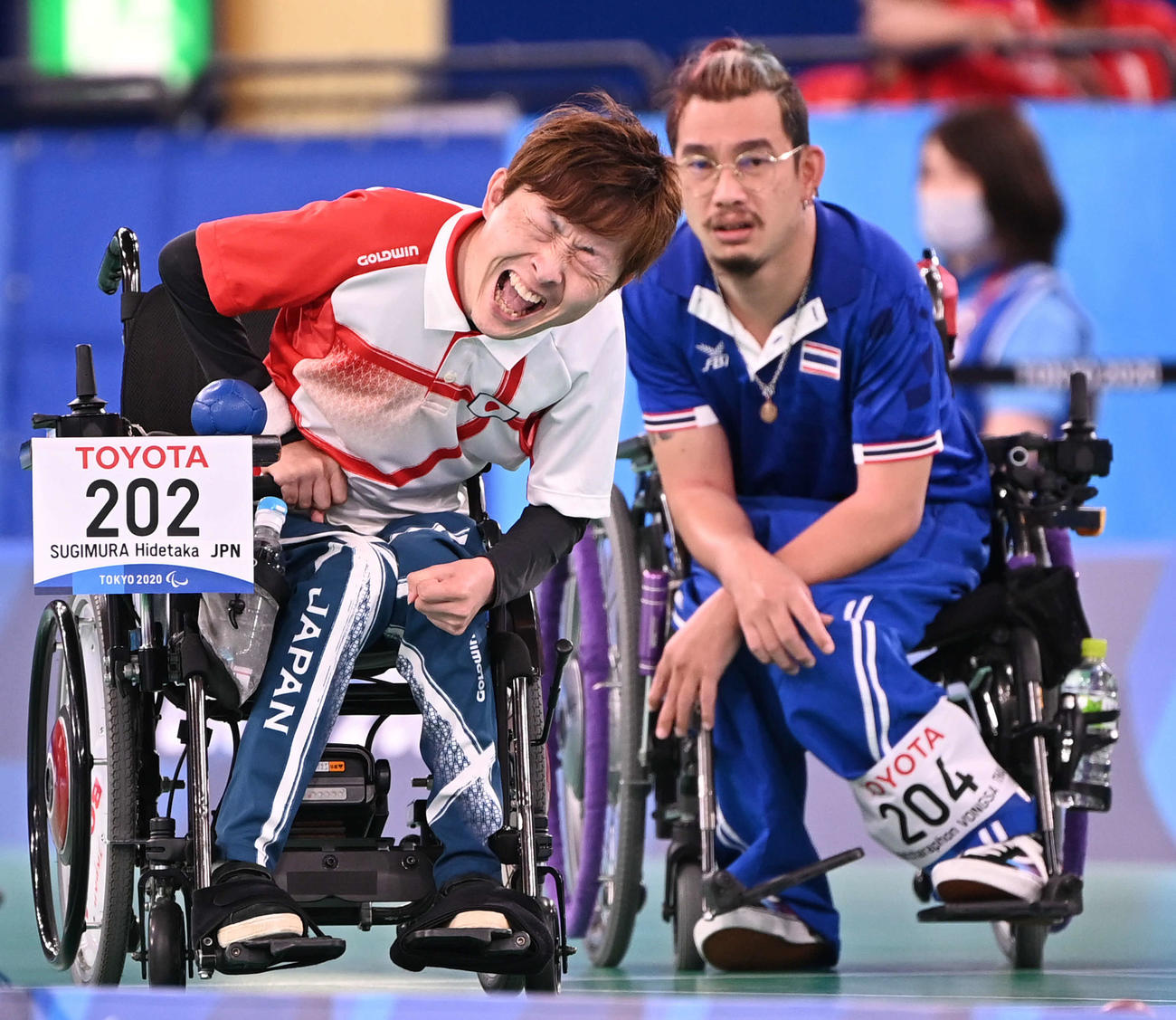 ボッチャ混合個人（BC2）決勝　好球を投じて雄たけびを上げる杉村。右は表情を曇らせるウォンサ（撮影・山崎安昭）