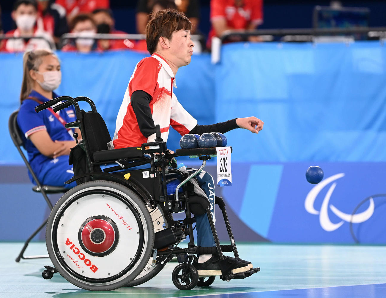 ボッチャ混合個人（BC2）決勝　第1エンド、1球目を投じる杉村（撮影・山崎安昭）