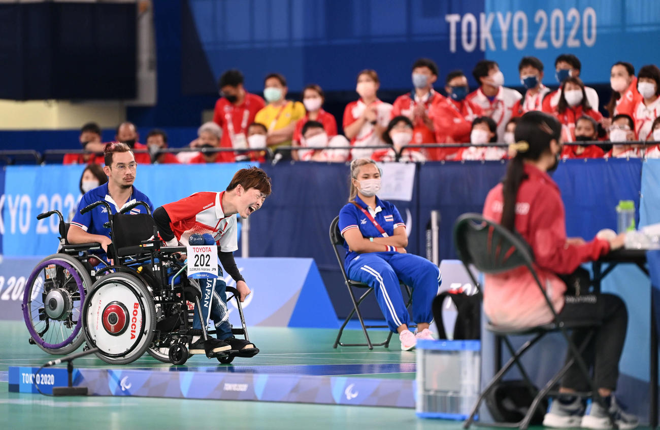 ボッチャ混合個人（BC2）決勝　第1エンド、好球を投じて雄たけびを上げる杉村。左はウォンサ（撮影・山崎安昭）