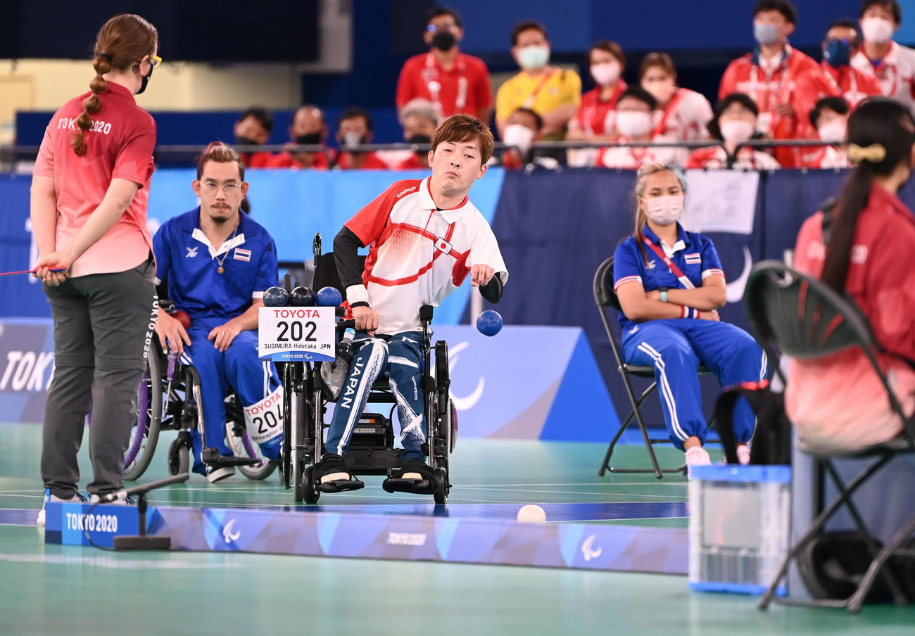 ボッチャ混合個人（BC2）決勝　ジャックボールを目がけて投球する杉村（中央）。左から2人目はウォンサ（撮影・山崎安昭）