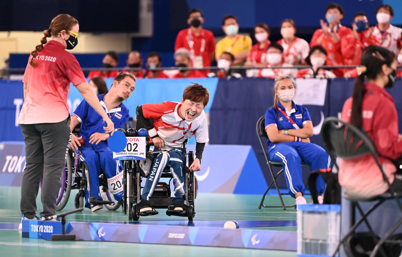 ボッチャ混合個人（BC2）決勝　好球を投じて雄たけびを上げる杉村（中央）。左から2人目はウォンサ（撮影・山崎安昭）
