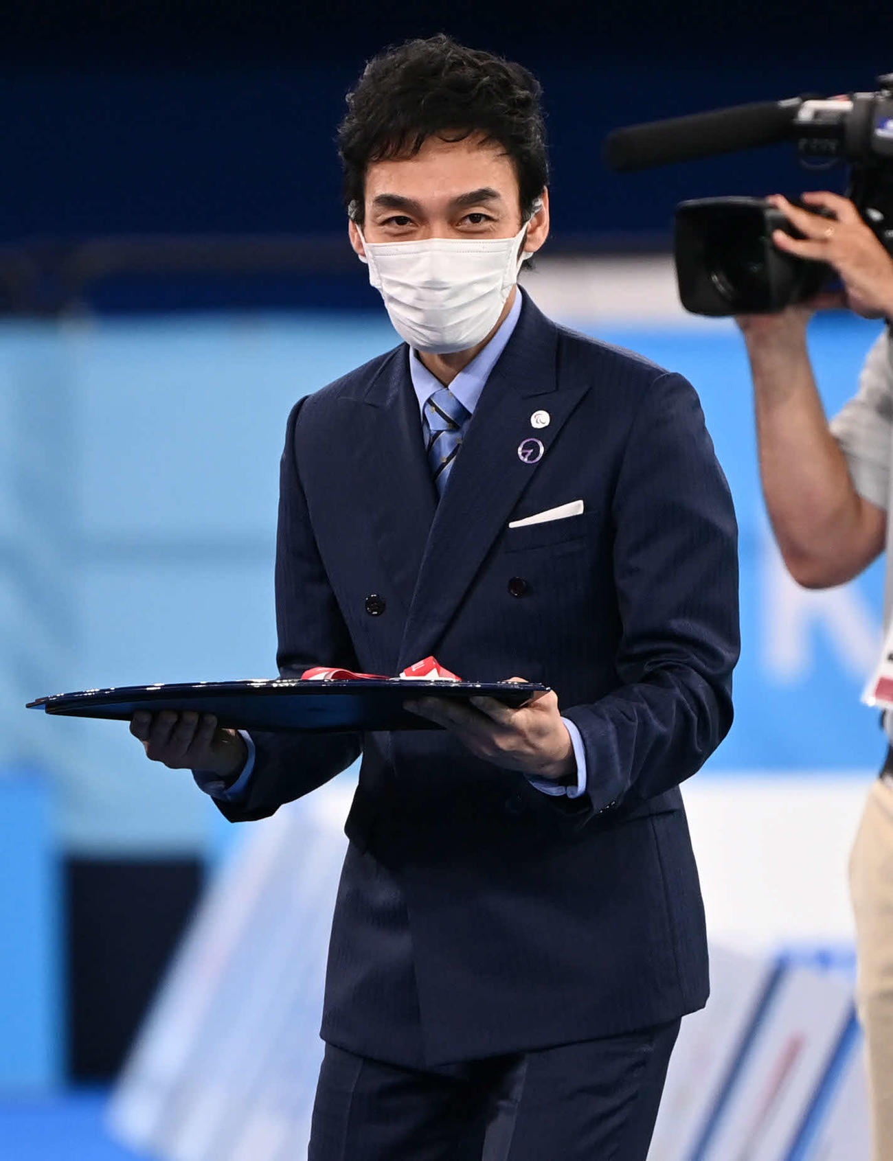 ボッチャのメダルプレゼンターを務めた草なぎ剛（撮影・山崎安昭）※なぎは弓ヘンに前の旧字体その下に刀