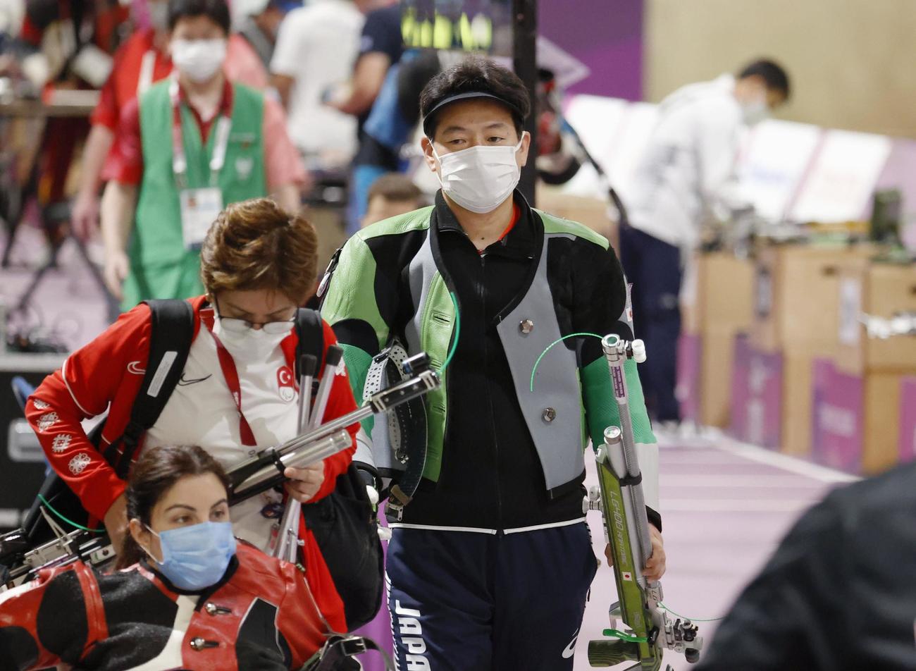 混合エアライフル伏射（運動機能障害SH1）の予選を終え、引き揚げる渡辺裕介（共同）