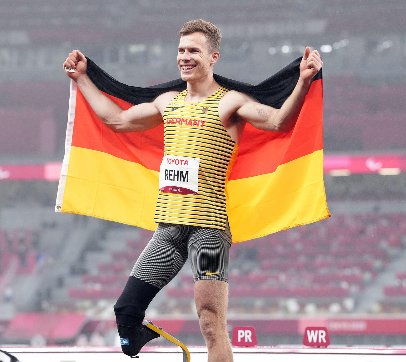男子走り幅跳びで金メダルを決めたレームはドイツ国旗を背に記念撮影する（撮影・滝沢徹郎）