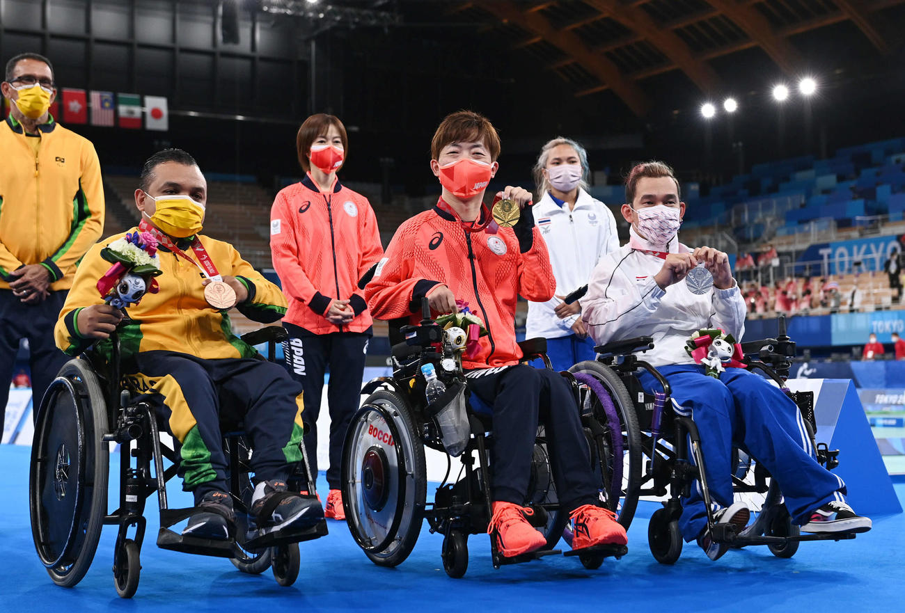 ボッチャ混合個人（BC2）で金メダルの杉村（前列中央）は銀メダルのウォンサ（右）、銅メダルのサントスと記念撮影（撮影・山崎安昭）