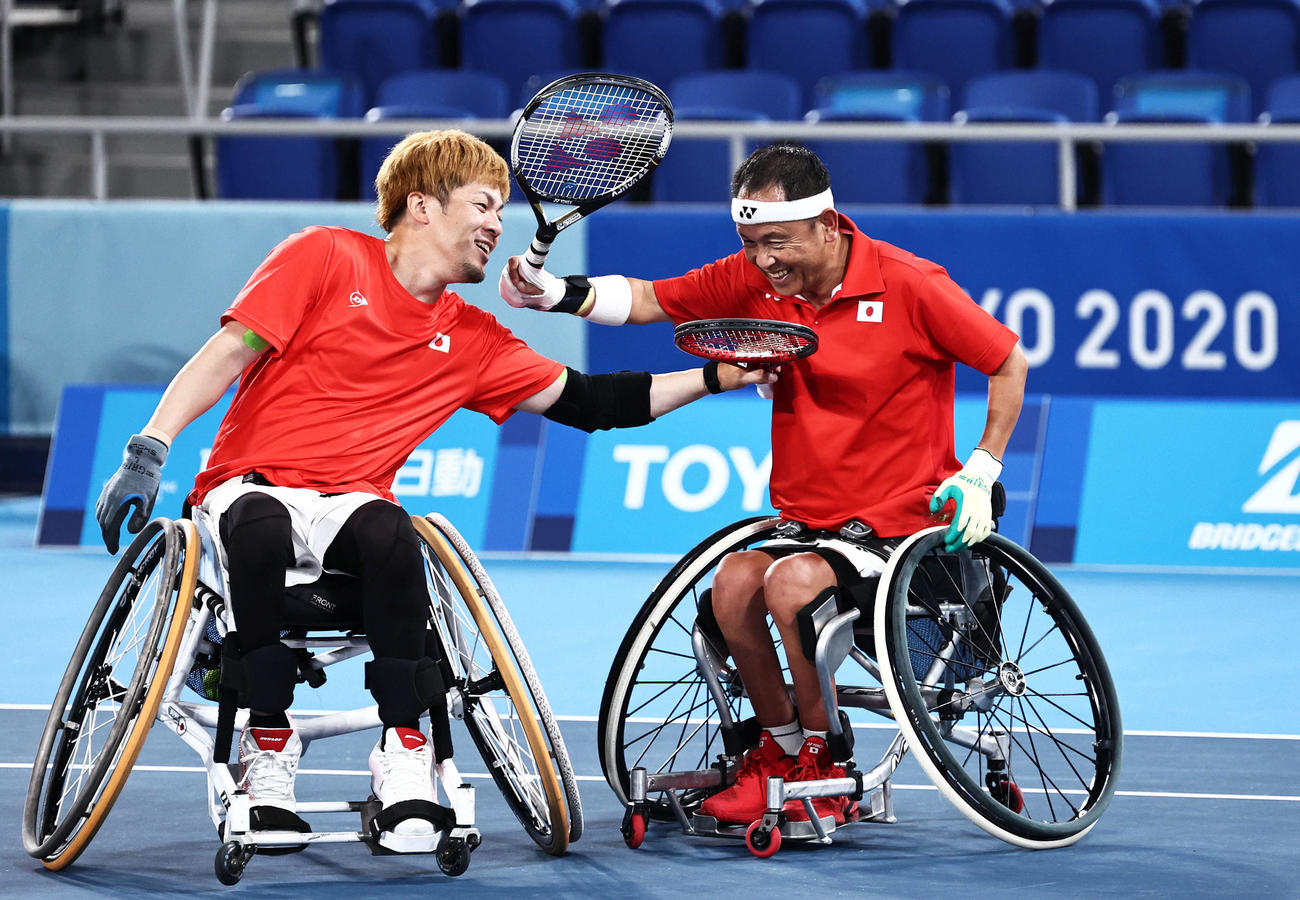 男子ダブルス3位決定戦　銅メダルを決め喜ぶ菅野（左）と諸石（撮影・河田真司）