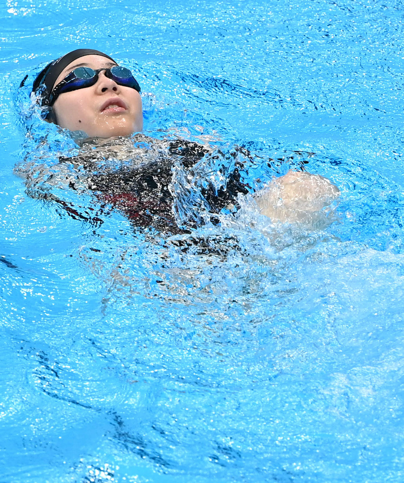 女子50メートル背泳ぎ（運動機能障害S2）決勝　力泳する山田（撮影・山崎安昭）