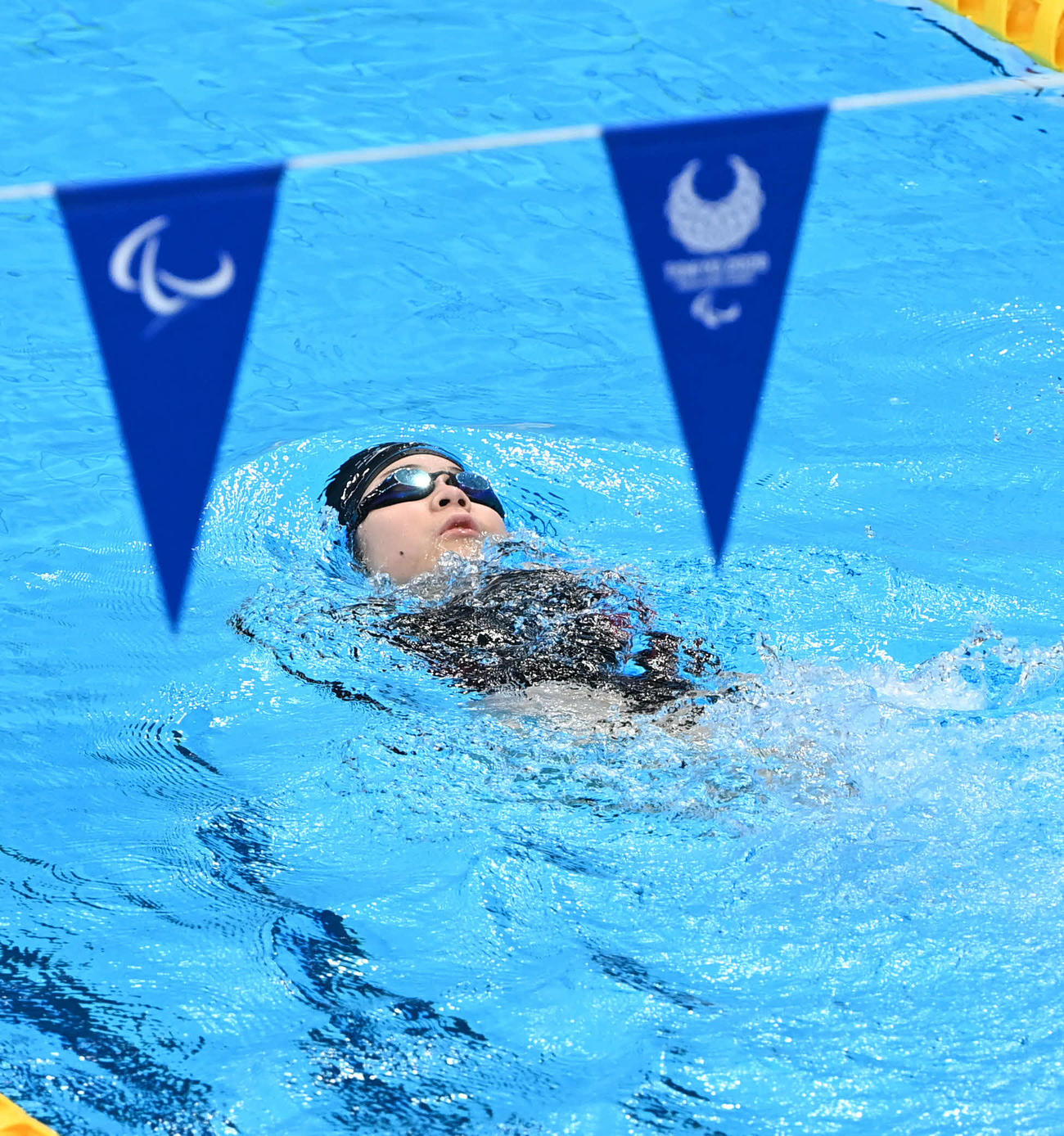 女子50メートル背泳ぎ（運動機能障害S2）決勝　力泳する山田（撮影・山崎安昭）