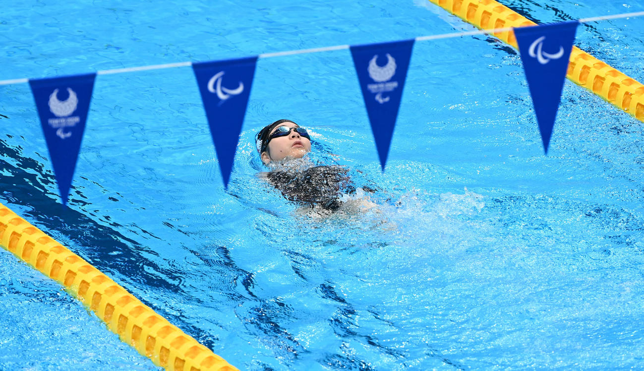 女子50メートル背泳ぎ（運動機能障害S2）決勝　力泳する山田（撮影・山崎安昭）