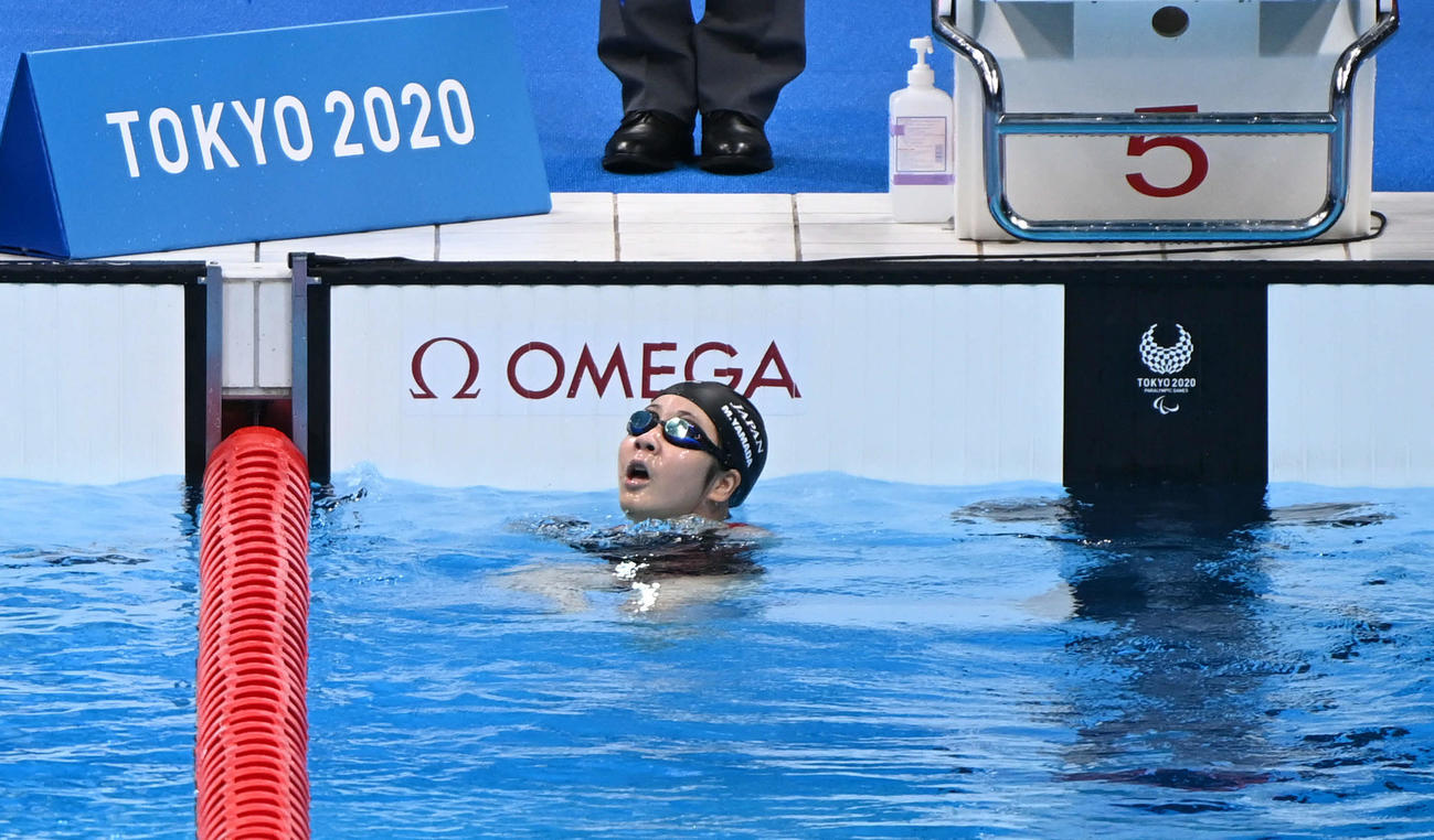 女子50メートル背泳ぎ（運動機能障害S2）決勝　銀メダルを獲得した山田はタイムを確認する（撮影・山崎安昭）