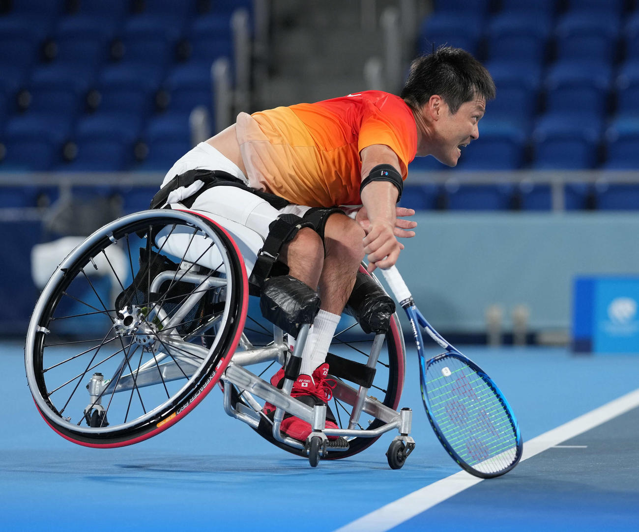 男子シングルス準決勝　第2セット、車輪が浮くほどの力強いサーブを放つ国枝（撮影・滝沢徹郎）