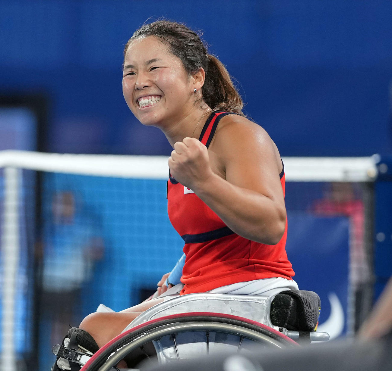 女子シングルス準決勝　決勝進出を決め笑顔でガッツポーズする上地（撮影・滝沢徹郎）