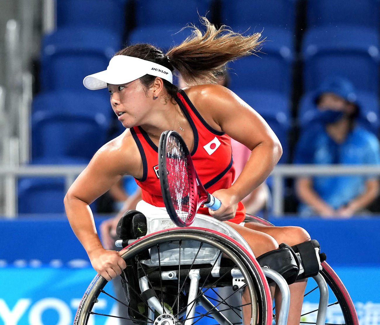 女子シングルス準決勝　第2セット、髪をなびかせ軽快に車いすを操る上地（撮影・滝沢徹郎）