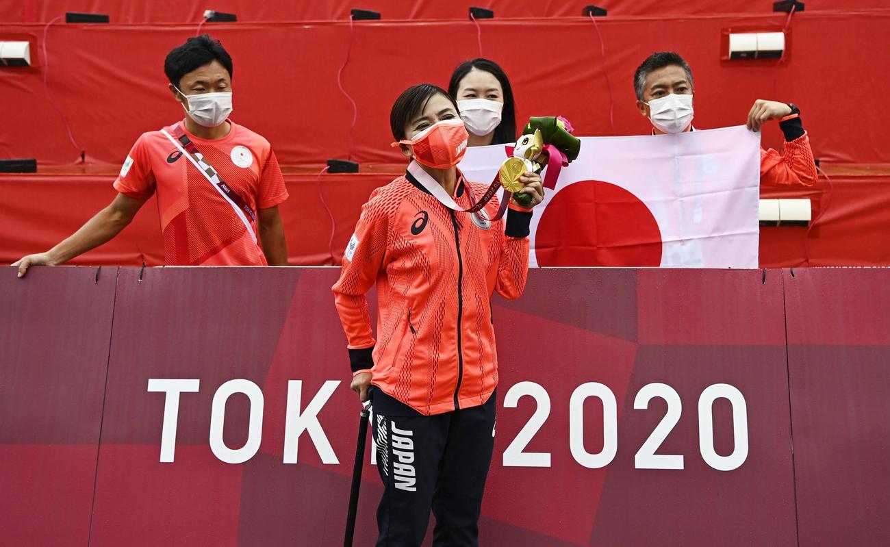 女子個人ロードレース（運動機能障害C1～3）で金メダルを獲得し、関係者らと記念撮影する杉浦佳子（手前）（共同）